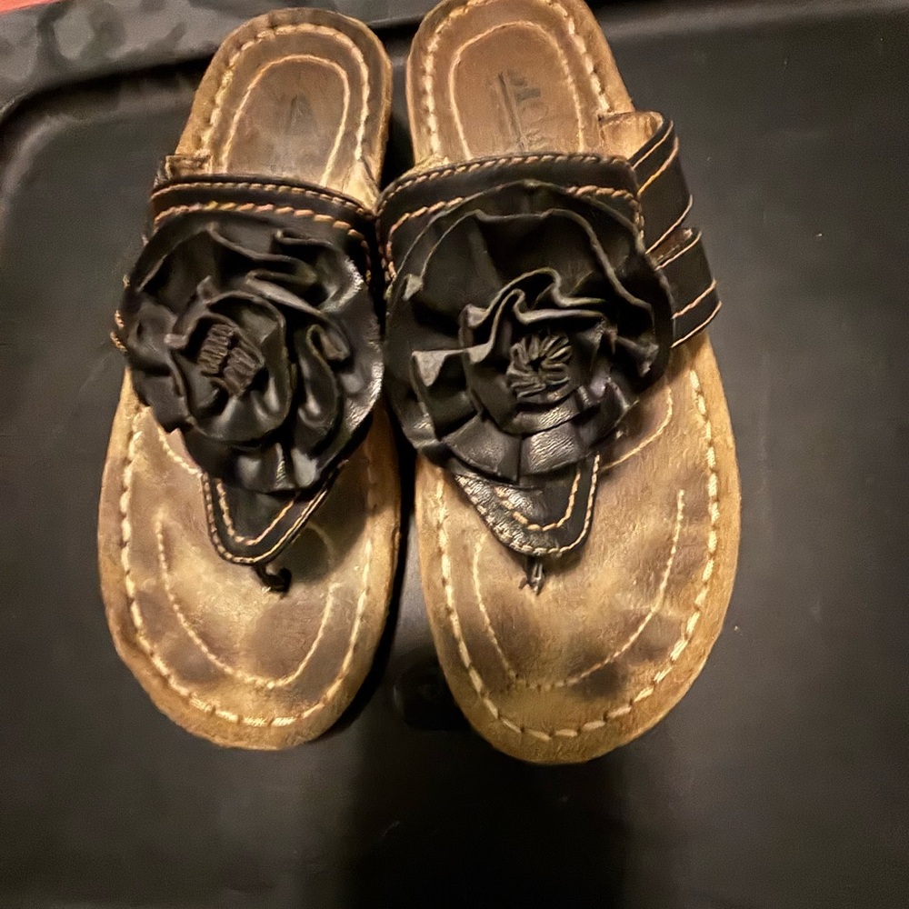 Kohl's Women's Sandals with Black Floral Accent - Picture 1 of 4